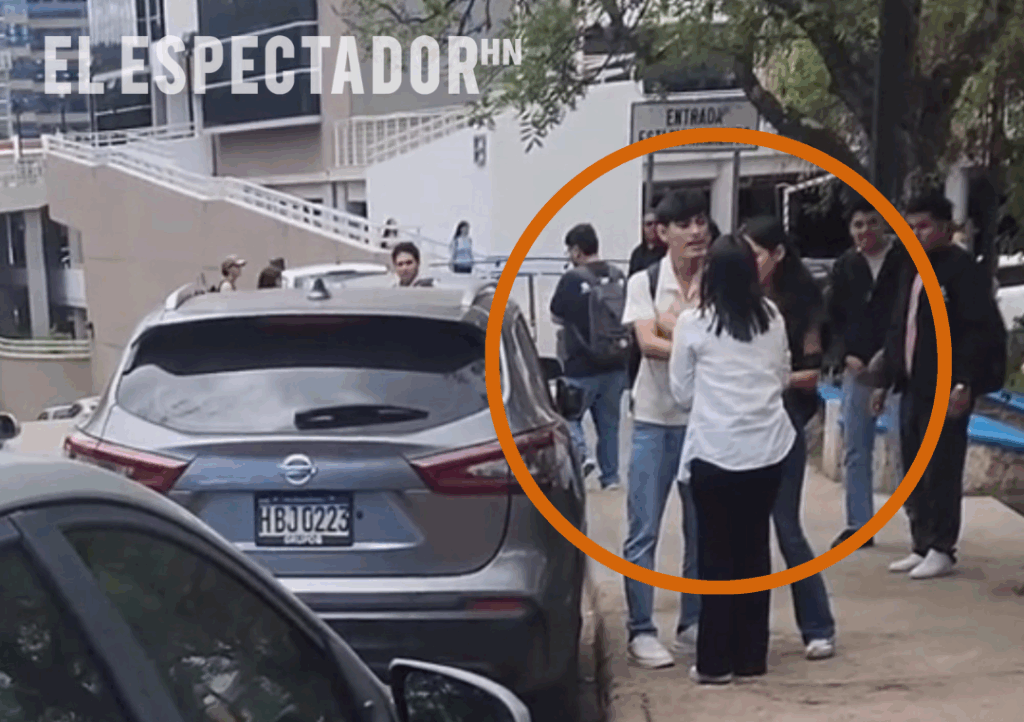 Ellos son los estudiantes que se fueron a los golpes por el amor.