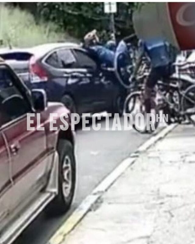 Ciclistas atropellados captados en cámara cuando un conductor lo atropelló