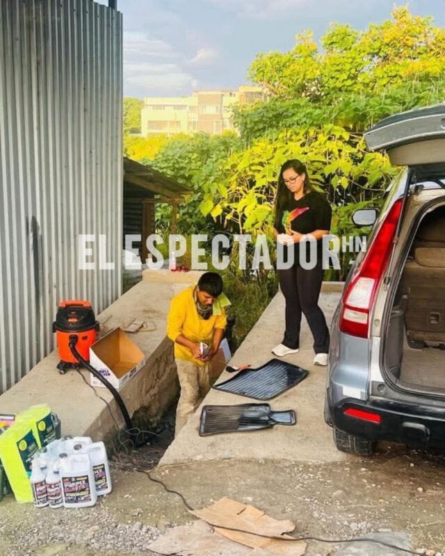 Isis Cuéllar señalada en caso de corrupción busca limpiar su imagen con donación de 20 mil lempiras a joven emprendedor