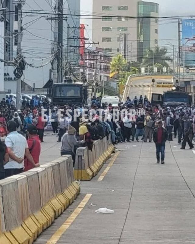 Koriun: Manifestantes protestan en las proximidades de casa presidencial y reportan varias calles cerradas