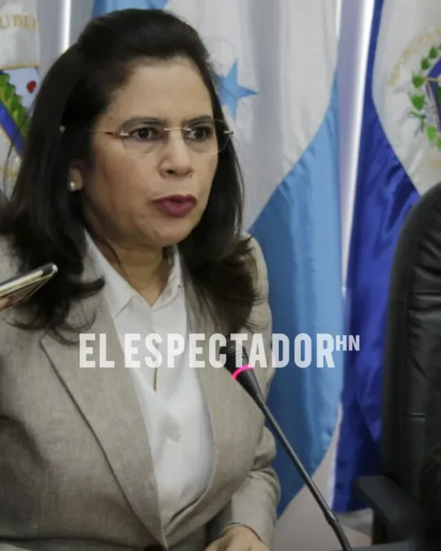 Rixi Moncada cambia discurso y ahora rechaza decisiones por mayoría en el cne
