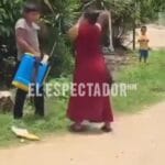 Vídeo víral: Madre castiga a su hijo en plena vía pública por robarse una bomba de fumigar y lo obliga a devolverla