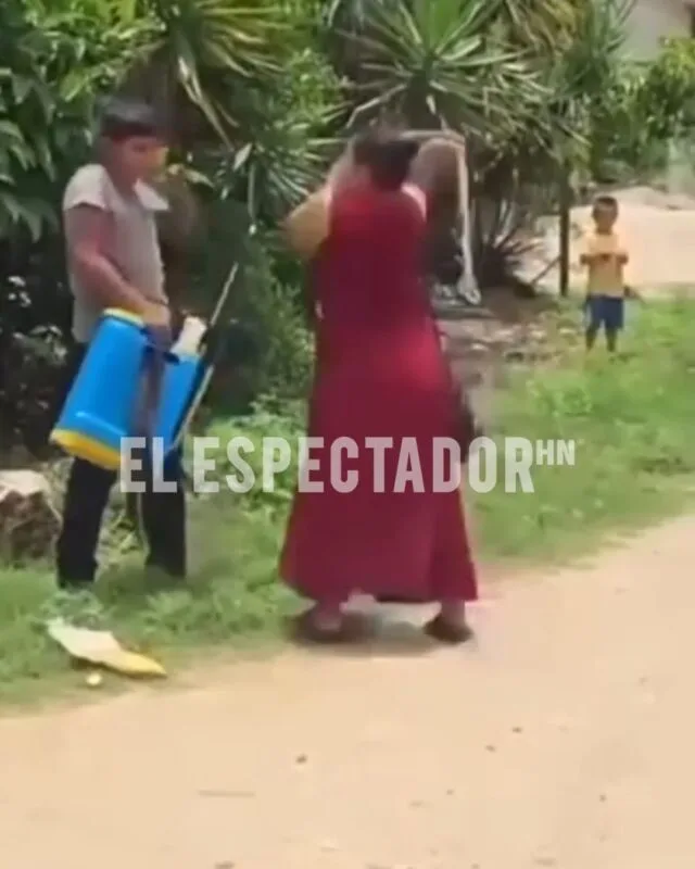 Vídeo víral: Madre castiga a su hijo en plena vía pública por robarse una bomba de fumigar y lo obliga a devolverla