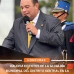 Jorge Aldana anuncia entrega de proyectos en la capital, durante la izada de la Bandera,