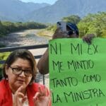 “Ni mi ex me mintió tanto como la ministra de salud”, escribió una enfermera de la Ceiba en una pancarta