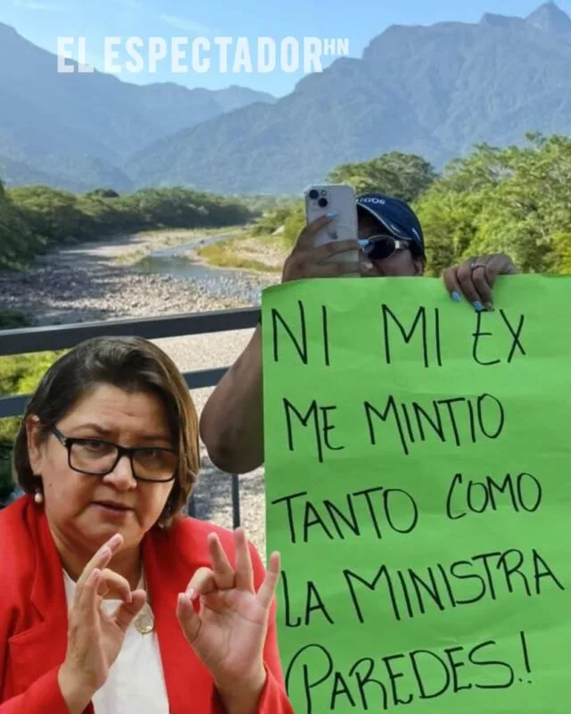 “Ni mi ex me mintió tanto como la ministra de salud”, escribió una enfermera de la Ceiba en una pancarta