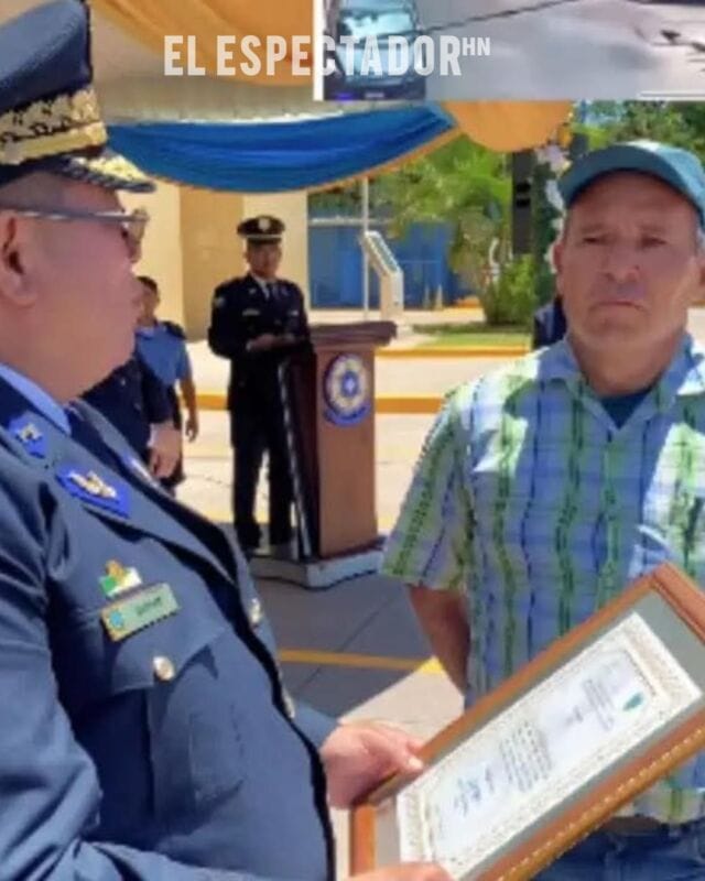 La policía nacional brinda reconocimiento a señor que devolvió 60 mil lps