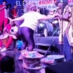 Mujer cae del escenario durante espectáculo musical en la feria del Progreso, Yoro