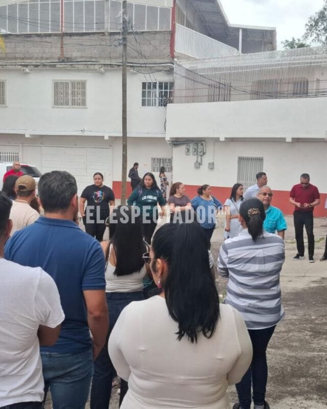 Padres de familia protestan en Hillcrest School por despido de docentes y cambios en la administración