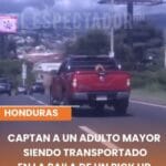 Captan a un adulto mayor siendo transportado en la paila de un pick up en la capital