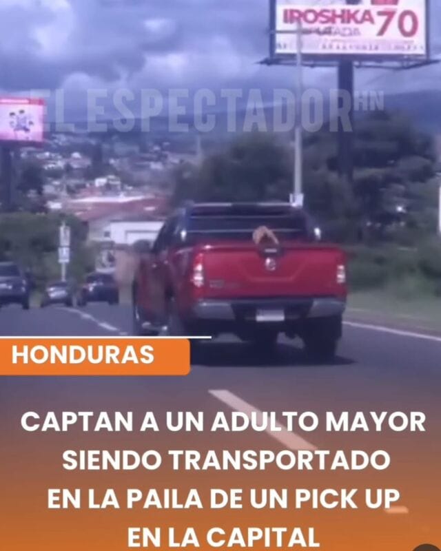 Captan a un adulto mayor siendo transportado en la paila de un pick up en la capital