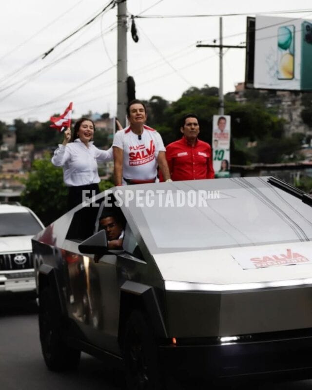 Salvador Nasralla recorre el bulevar FFAA de la capital en caravana de carros