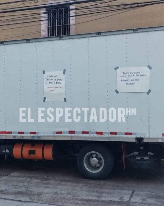 Empresas de transporte protestan frente al CNE por deuda de 64 millones de lempiras