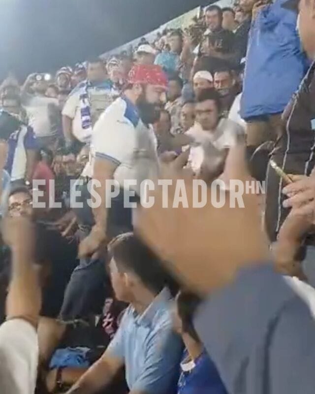 Luis Redondo es abucheado durante el partido entre Honduras y Costa Rica
