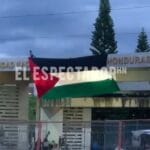 Cuelgan bandera de Palestina en la entrada pricipal de la UNAH