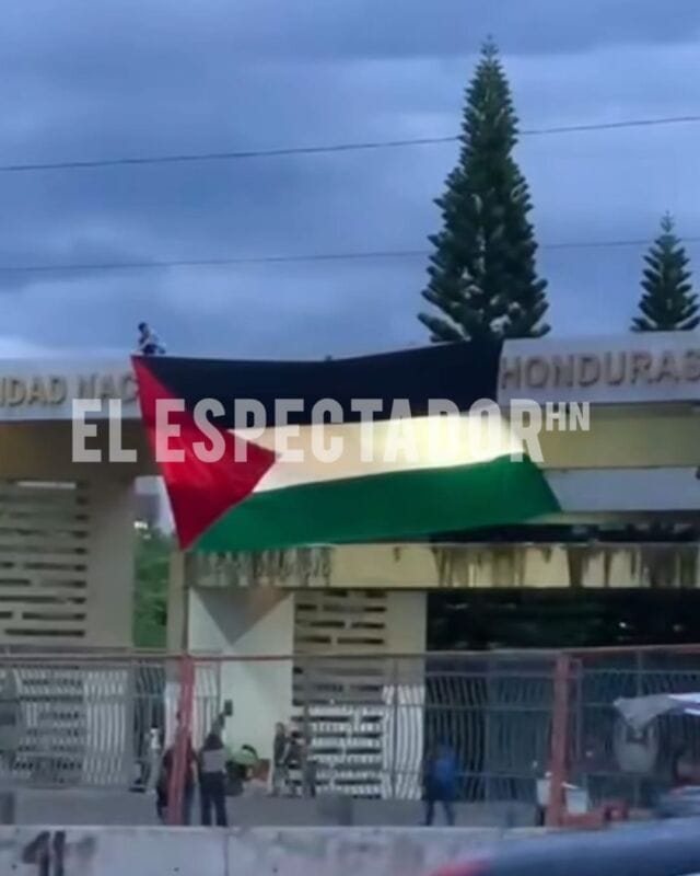 Cuelgan bandera de Palestina en la entrada pricipal de la UNAH