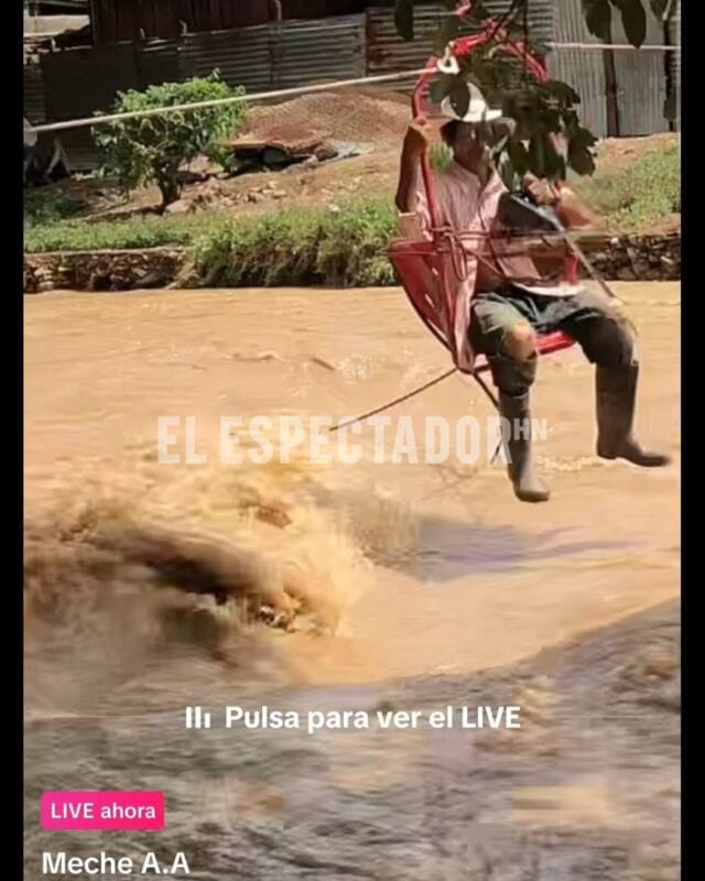 Colapso de puente en Danlí obliga a improvisar con silla para cruzar río desbordado