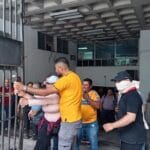Colectivos de Libre y policía agreden a pacientes en la SESAL por exigir sus derechos