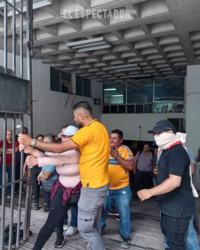 Colectivos de Libre y policía agreden a pacientes en la SESAL por exigir sus derechos