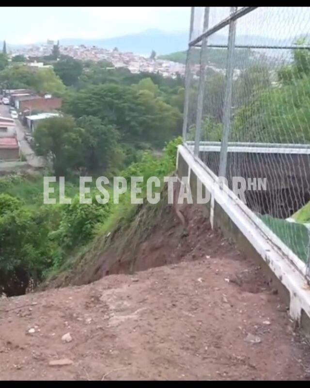 Cancha de fútbol recién inaugurada en riesgo por deslizamiento en la colonia Monterrey