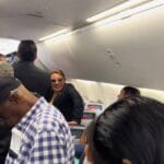 Hondureño graba a la presidenta Xiomara Castro a bordo de un vuelo comercial