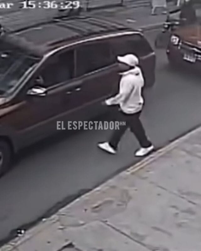 En cámaras de seguridad queda captado el momento donde ladrón arrebata celular a un conductor