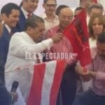 Exmilitantes del Partido Libre queman bandera y se unen al Partido Liberal en apoyo a Salvador Nasralla