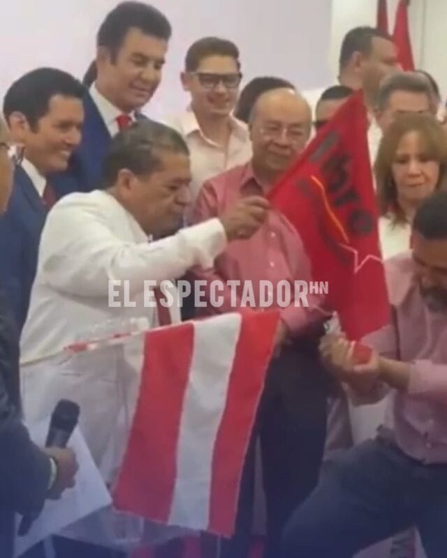 Exmilitantes del Partido Libre queman bandera y se unen al Partido Liberal en apoyo a Salvador Nasralla