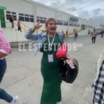 Joven llora al despedirse de su trabajo tras cierre de maquila en Villanueva