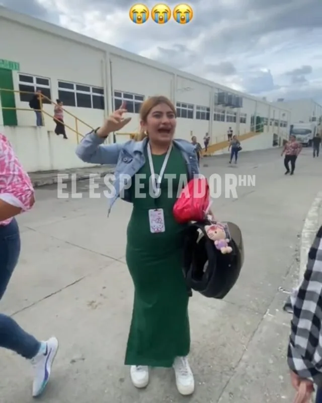 Joven llora al despedirse de su trabajo tras cierre de maquila en Villanueva