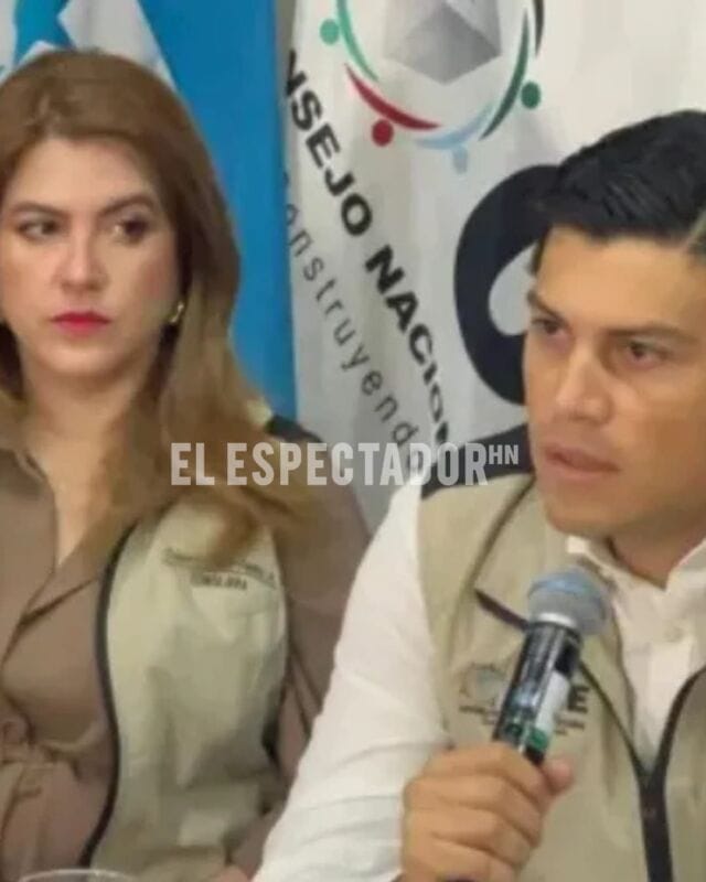 Cossette López y Marlon Ochoa se enfrentan por control de dispositivos biométricos