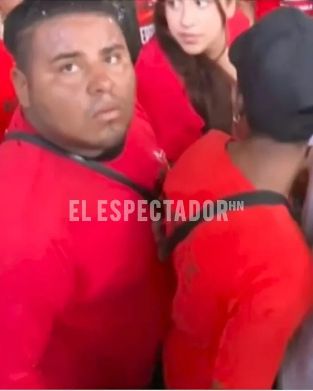 Militantes de libre agreden a periodista de une tv durante transmisión en vivo en comayagüela