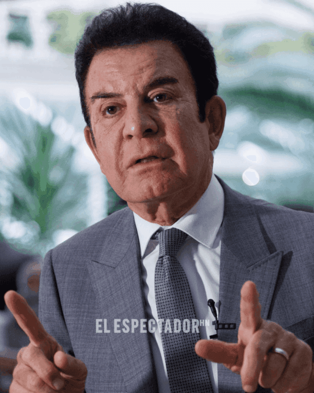 Salvador Nasralla durante su discurso sobre Partido Libre y famosos internacionales.