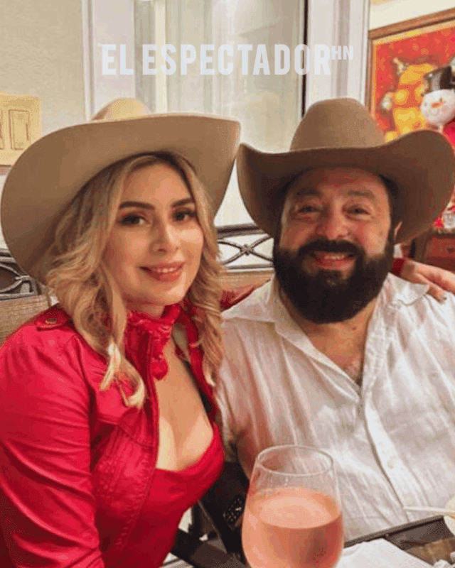 Luis Redondo caminando con Suyen Muñoz tras el partido Honduras vs. Nicaragua