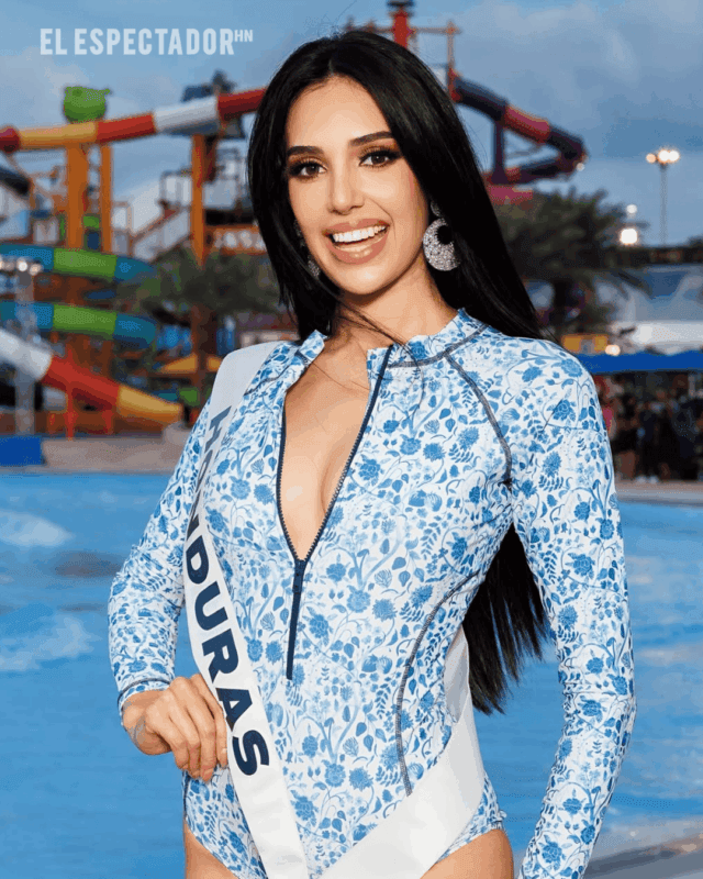 Alejandra Fuentes luciendo traje de baño azul durante su presentación rumbo a Miss Universo 2025.