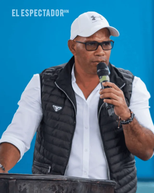 Aficionado hondureño increpando a Mario Moncada a la salida del estadio en Nicaragua.