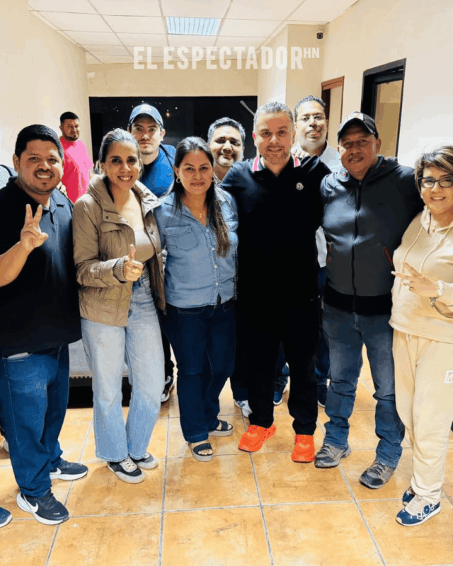 David Chávez expresando apoyo a Nasry Asfura junto a simpatizantes nacionalistas.