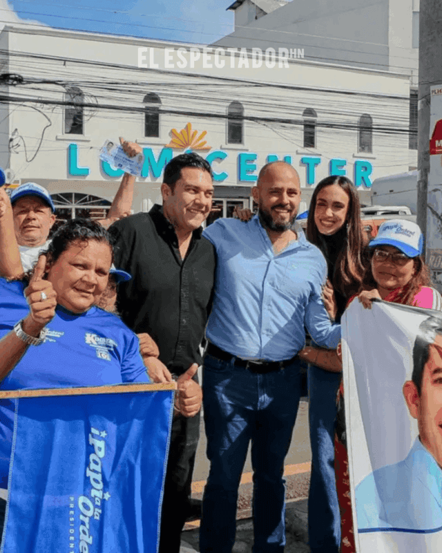 Juan Diego Zelaya con simpatizantes en Tegucigalpa.