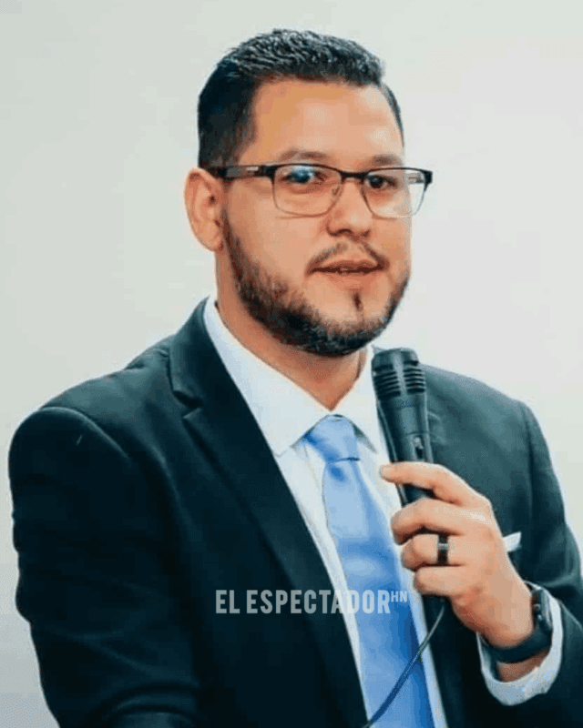 Wilson Reyes bailando cumbia apoyando a Rixi Moncada de Partido Libre