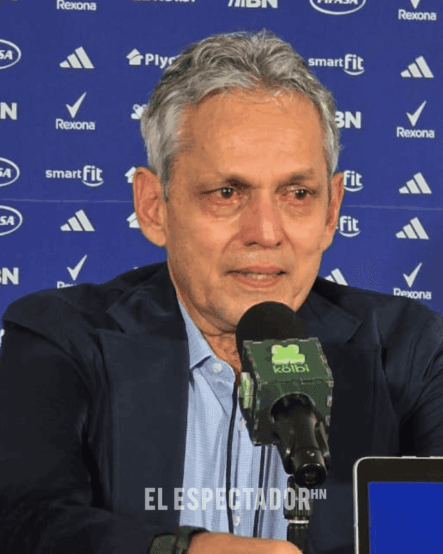 Reinaldo Rueda llorando en conferencia tras eliminación de Honduras del Mundial 2026.