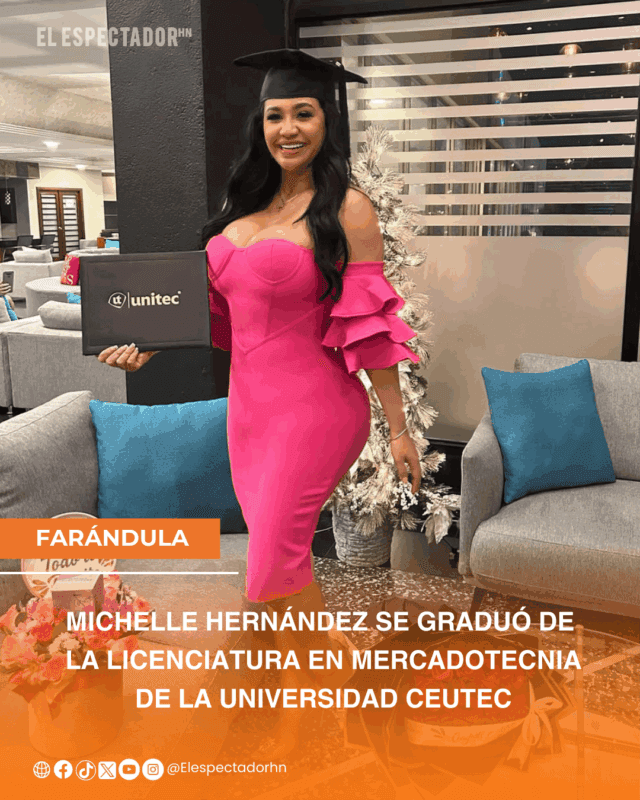 Michelle Hernández vestida de rosa en su ceremonia de graduación.