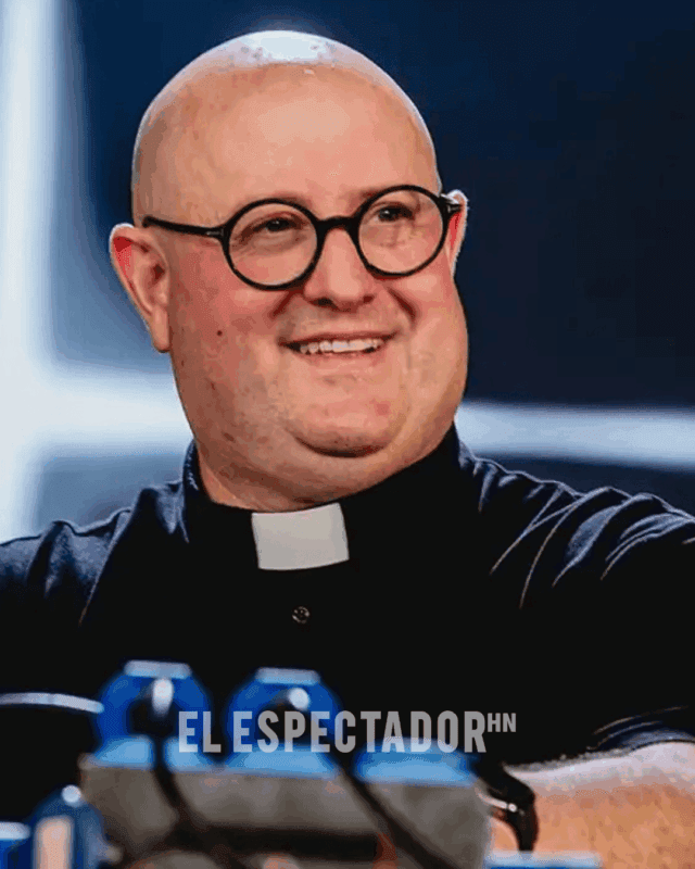 Sacerdote Guilherme Peixoto “el cura DJ” animando a miles de jóvenes con música electrónica.