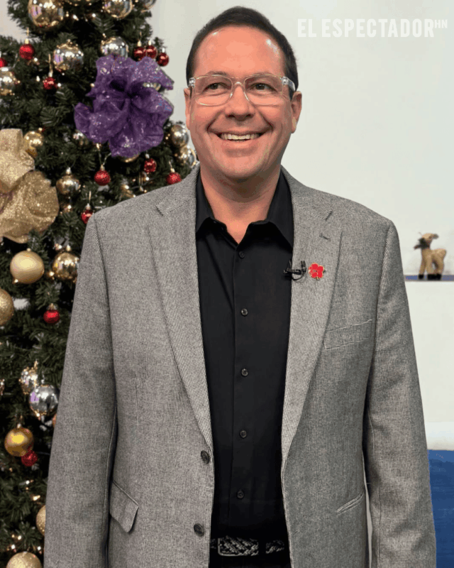 Carlos Eduardo Reina recorriendo comunidades en su campaña