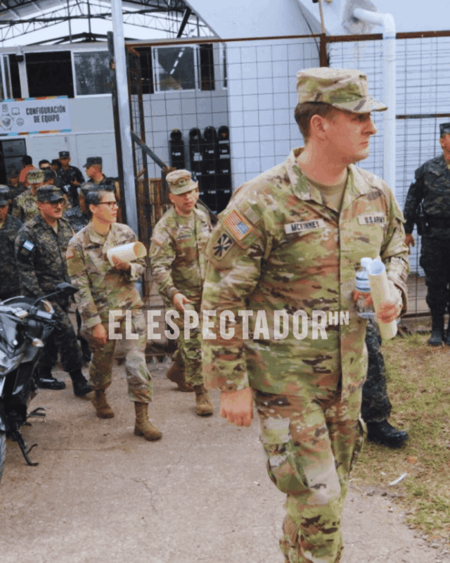 Militares estadounidenses y brasileños supervisan operaciones en el Centro Logístico Electoral.