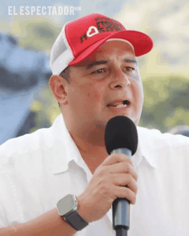 Jorge Aldana saluda a hondureños en un supermercado de Tegucigalpa
