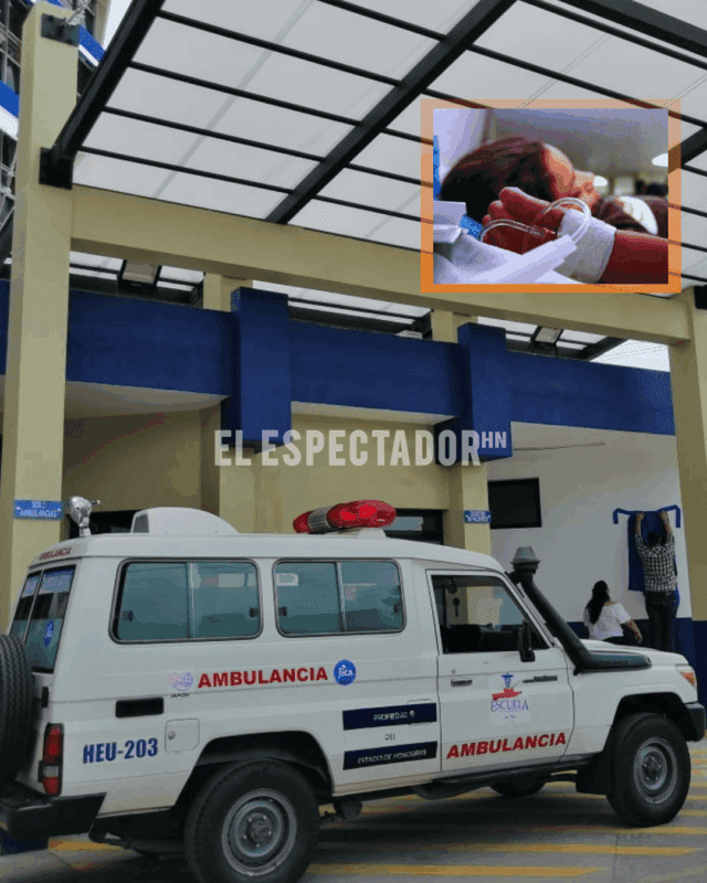 Paciente trasladado en camilla por el exterior del Hospital Escuela de Honduras.