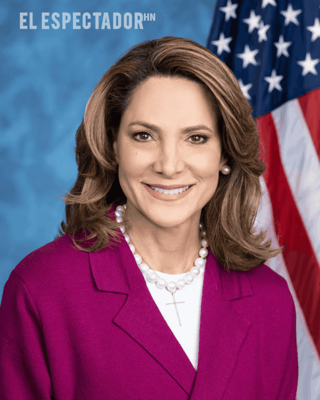 María Salazar enviando un mensaje al pueblo hondureño sobre el proceso democrático en Honduras.