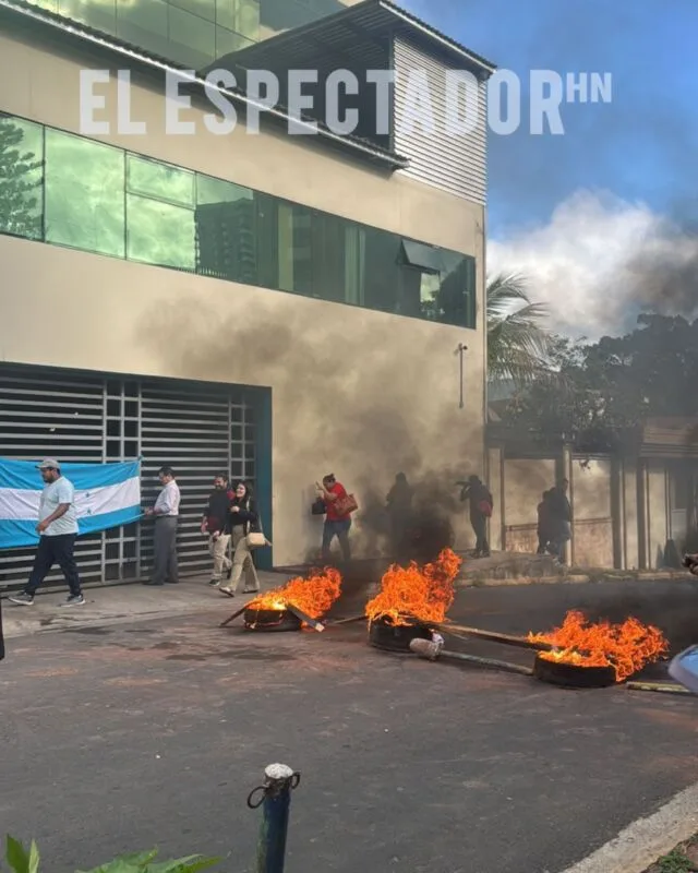 Empleados de Canal 8 protestan por salarios atrasados