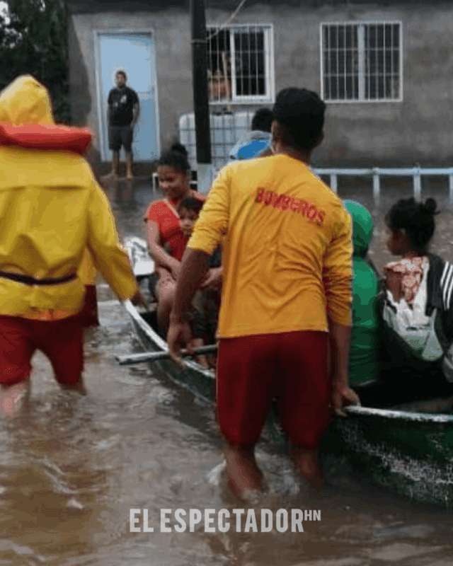 Joven hondureña abandona su hogar tras intensas lluvias en Tela, Atlántida