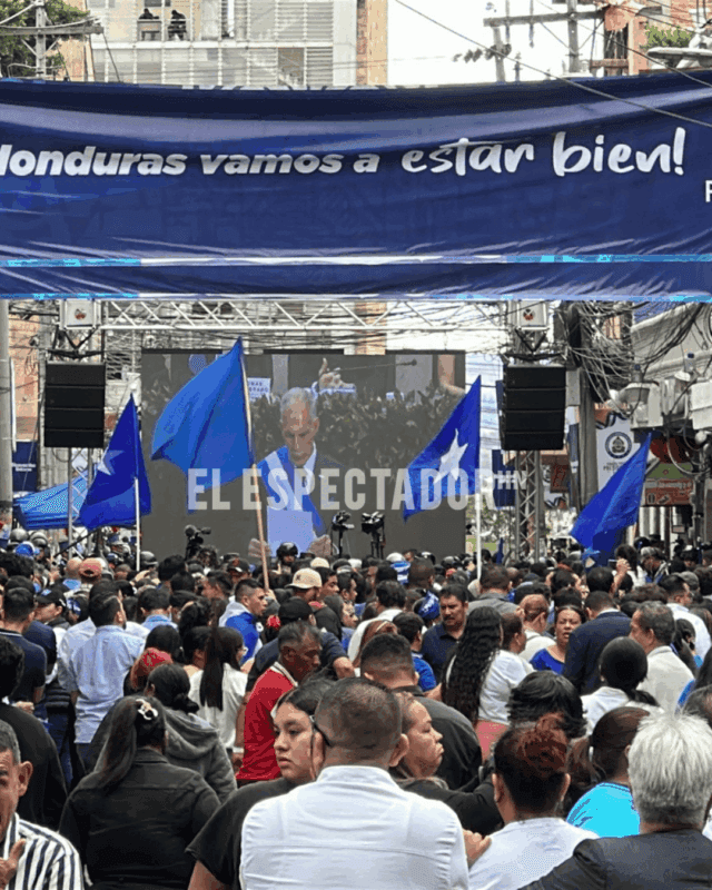 Simpatizantes nacionalistas gritan “La racha está activada” previo a la toma de posesión de “PAPI A LA ORDEN”